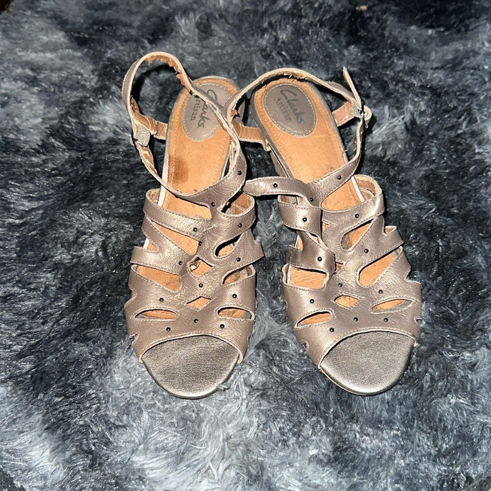 Tan/gray wedges